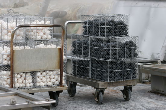 aber im heißen Vulkanwasser kann man prima Eier kochen. Hier ein Vorher - Nachher - Foto.