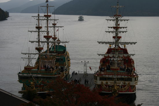 schon ein bischen kitschig - die "Piratenschiffe" im Hafen von Togendai.