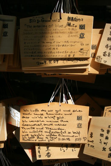 auf den Tafeln kann man Wünsche aufschreiben und sie an einen Baum hängen. Bei einer Zeremonie werden die dann den Göttern geopfert.