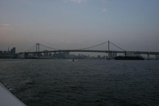 Die Rainbow-Bridge ein mächtiges modernes Bauwerk.