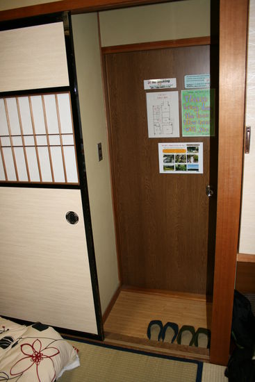 Bloß nicht die Schuhe verwechseln - der Vorraum zu unserem Zimmer. Das Zimmer selbst wird nur ohne Schuhe betreten.