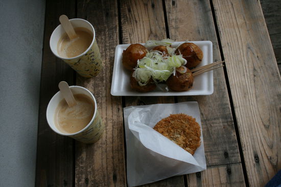 Kaffee, Reisbällchen mit Hida-Rind gefüllt und Reiberdatschi.
