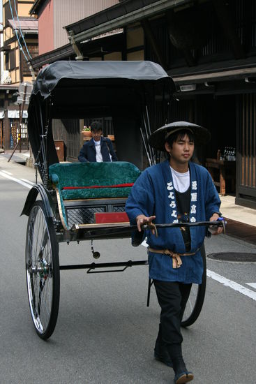 Der junge Mann fährt einen durch die Stadt und erklärt die Sehenswürdigkeiten, leider nur in japanisch 