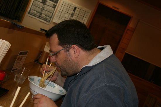 eine neue Herrausforderung - Nudelsuppe mit Stäbchen essen 
