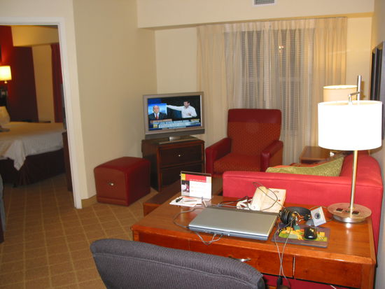 Mein Wohnzimmer. Es gibt übrigens noch ein Flatscreen TV im Schlafzimmer, braucht man auch im Single-Appartment