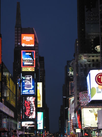 Times Square. Am Tag unserer Ankunft für Autos gesperrt, da dort am Morgen die Thanksgiving-Parade, vom Kaufhaus Macey´s finanziert, stattfand.