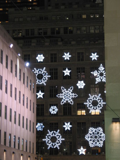 Beeindruckende Weihnachtsdeko in der Nähe vom Rockefeller Center, die sich zu passender Musik ständig veränderte.