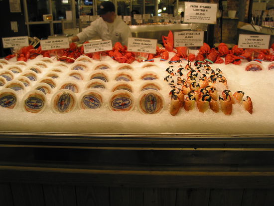Chelsea Market, Lobster Place. Hier haben wir Fischsuppen getestet. Die Auslagen waren gigantisch und extrem frisch, wer Fisch mag, ein absolutes Muß.