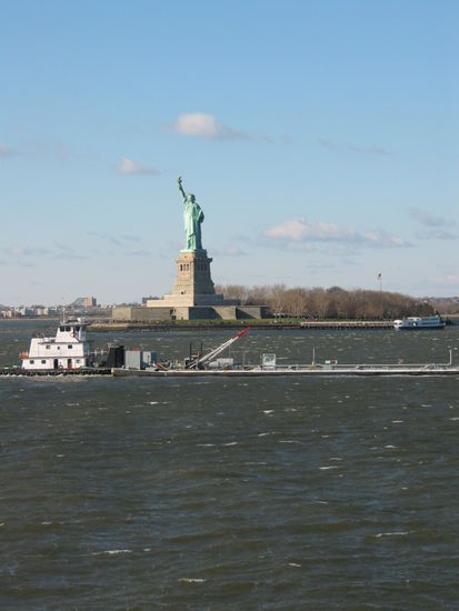 Da ist sie also. Mit den kostenpflichtigen Fähren kommt man näher ran, hatten aber keine Lust uns 3-4h anzustellen.