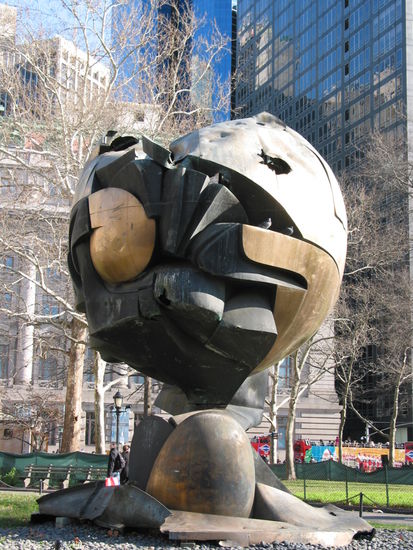 Diese Skulptur stand einmmal auf dem Platz vor dem World Trade Center und sollte den Weltfrieden darstellen. Bei dem Anschlag am 11. Sept. 2001wurde diese beschädigt, und wurde im Battery Park jetzt als Mahnmal aufgestellt.