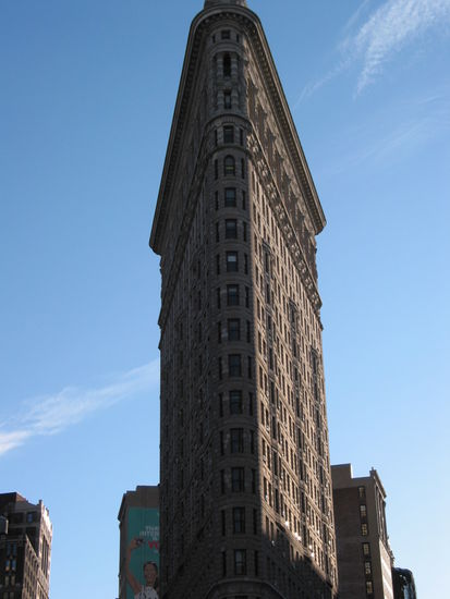 Das 1902 erbaute Flatiron Building. Das zu der Zeit höchste Gebäude der Stadt (86m). Erstmals konnte so hoch gebaut werden, indem ein Stahlskelett eingezogen wurde.