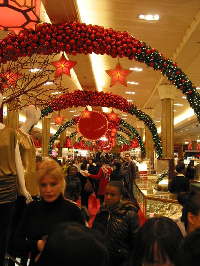 Weihnachten bei Macey´s, dem weltgrößtem Kaufhaus mit gigantischer Auslage, 1902 gebaut. Da gibt es noch Holzrolltreppen.