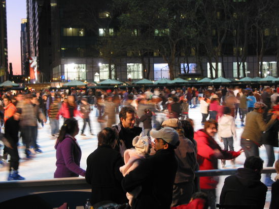 Jeder kennt sie, die Schlittschuhbahn vor dem Rockefeller Center.