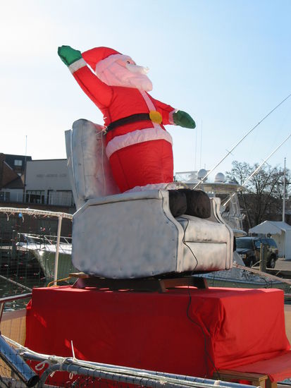 Auch Boote werden weihnachtlich geschmückt
