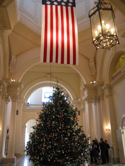 Weihnachtsbaum  in der Statehall, der mit Bastelarbeiten von Kindern geschückt war.