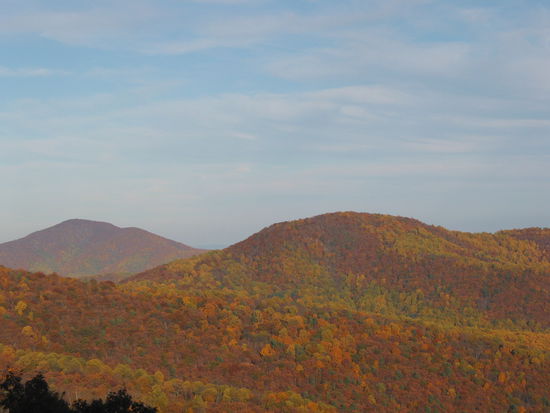Leider kommen wir ein paar Tage zu spät, denn die Laubfärbung hat den Höhepunkt schon überschritten, dennoch ganz schön.