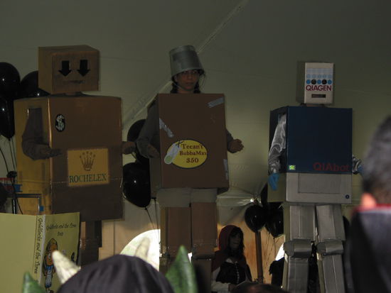 Die beste Performance einer Gruppe, die als Laborautomaten in Aktion traten. Die beiden linken waren die der Konkurrenz, die natürlich bei der DNA-Isolierung miserabel abschnitten,kennen wir ja.