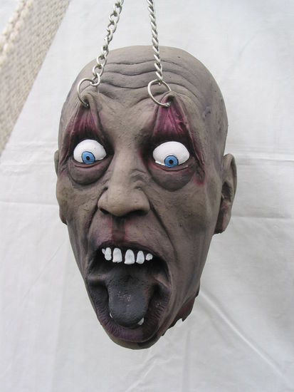 Den bei Nacht und man sucht das Weite