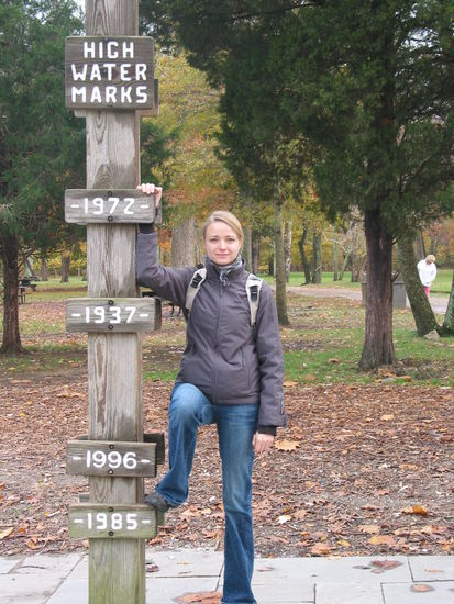 Wenn man überlegt, daß der Fluss im Moment etliche Meter weiter unten im Flussbett dahinfließt, zeugen diese Makierungen von ziemlichen Wassermassen, die hier zu ordentlichen Überschwemmungen geführt haben.