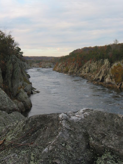 Das Flussbett nach den Wasserfällen