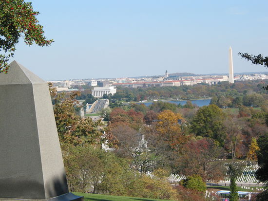 Blick auf Washington vom Friedhof aus, der schon in Virginia liegt. Der Potomac river trennt Maryland von Virginia. Es gibt übrigens deshalb keine Wolkenkratzer, da lt. Gesetz kein Gebäude höher sein darf als das Washington Monument, welches rechts im Bild ist.
