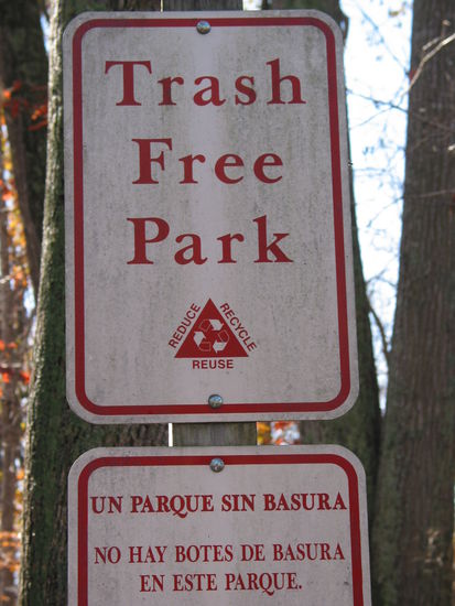 Das wünschte ich mir im Düsseldorfer Volksgarten auch. Man findet Ihr im Vergleich zu Deutschland wirklich kaum Unrat in der Natur. Entweder sind die Strafen so hoch, oder die Amerikaner sind disziplinierter als wir.