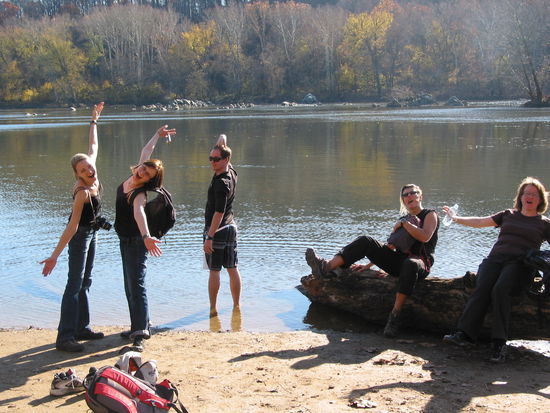 Ruhepause am Fluss. Miram (li) hat mit Bjoern (ein Kollege aus der Schweiz) um 25$ gewettet, daß er nicht  ins Wasser springen wird. Und er ist gesprungen, die Bilder durfte ich nicht ins Netz setzen (denn er hatte nur noch seine U-Hose an). Man, müssen die in der Schweiz wenig verdienen, denn das Wasser war echt kalt....