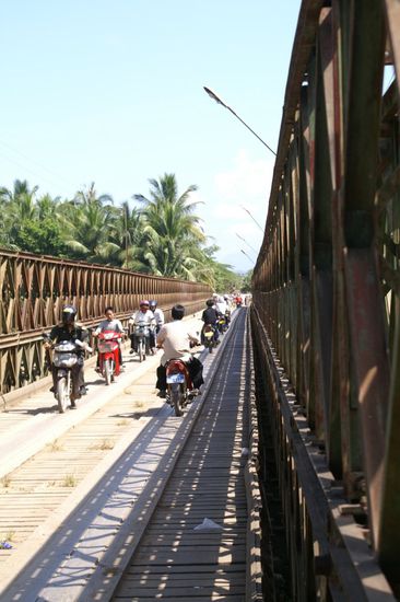 Fahrrad und Motorbike Brücke in Richtung Flughafen LPB!