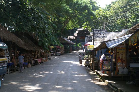 Eingang zum Wasserfall... mit Fressbuden en masse.... *smile*