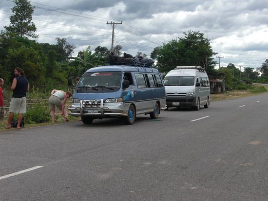 Vorne im Bild die (wohl immer noch) Wartenden vor ihrem Bus.