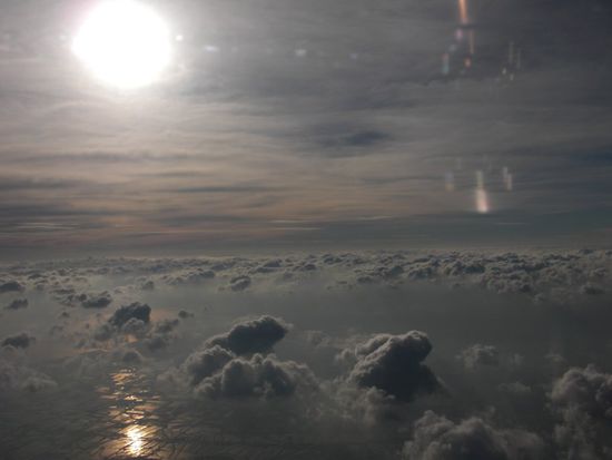 Eine Stunde später, der Himmel über Bangkok...