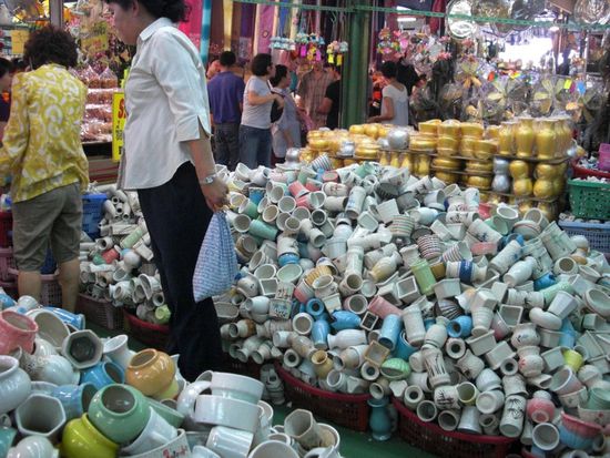Ich hätte gern die rechts neben dem Bein der Dame in der blauen Hose.. natürlich die unterste!!! 