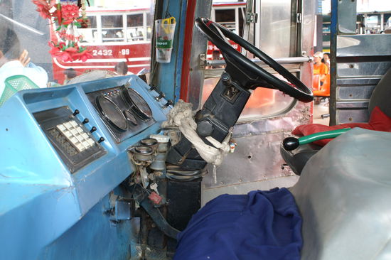 So fährt man heute in Thailand....