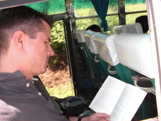 Nach x Kilometern durch Reisfelder, ist auch ein Buch mal wieder interessant...