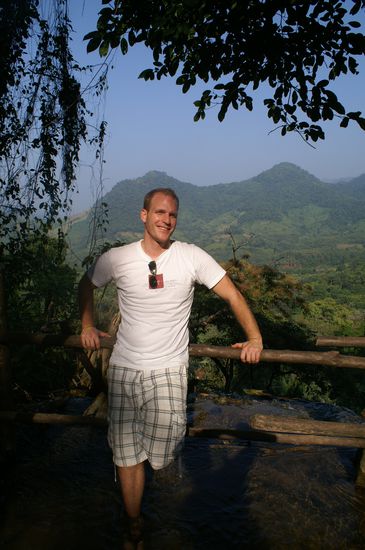 Oben am Wasserfall... hier sind Flip Flop nötig (man beachte die Füsse!)