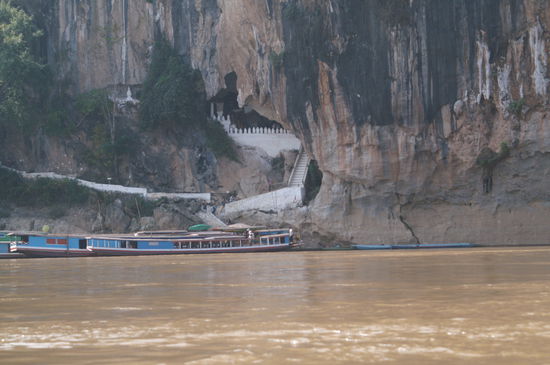 Der Eingang zu den Höhlen, bzw. auch gleich die untere Höhle von Pak Ou.