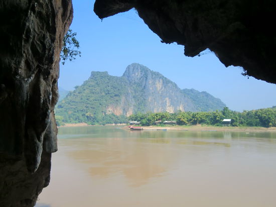 Landschaftlich toll... unten, die braune Tunke namens Mekong!