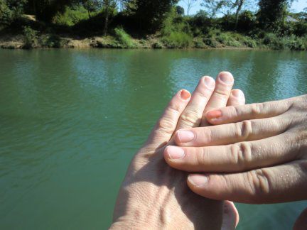 Man beachte die beiden kleinen Finger... so stempelt man heute!