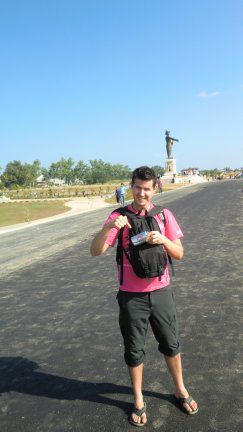 vorne: Holger mit einem kapitalistischem Coca Cola light
hinten: eine sozialistische Statue
Auffallend: ein pink farbenes T-Shirt, welches M. an H. nach verschenkt hat, weil H. Männer mit pinkfarbenen T-Shirt so richtig scheisse findet...
P.S. Das T-Shirt wurde mittlerweile entsorgt!