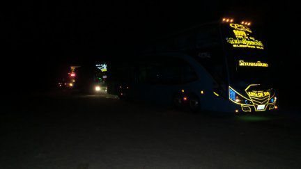 vorne: moderner Bus
hinten: moderner Bus
Mitte: unser .... na ja, Bus halt!