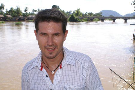 vorne: Holger
Mitte: Mekong
hinten: Brücke von Don Det nach Don Khon
rechts: Don Det
links: na, was wohl?