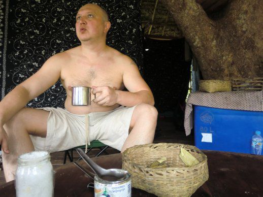 Nein, Vladimir, alias Bob, trinkt Tee, auch wenn sein Gesichtsausdruck Kaffee wiederspiegelt.... er guckt immer so!