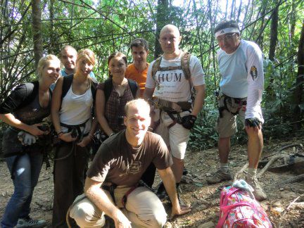Zeit für ein Gruppenfoto: v.l.n.r.: Laura, Kai, Hallie, Cheryl, Mischa, Holger, Vladimir (Bob) und Sergey (John).
