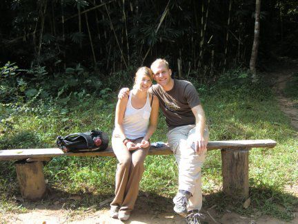 Mischa und seine Lebensretterin Hallie im Basiscamp. Nachdem Holger der ..... vergessen hat eine zweite Schachtel Zigaretten einzupacken und es nur noch Tabak gab, hat Hallie Mischas Dschungelaufenthalt durch grosszügiges Überlassen ihrer Zigaretten an Mischa doch noch zu einem guten Ende gebracht....