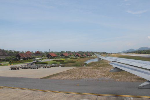 Koh Samui Airport (USM). Hat nach der Eröffnung des neuen Terminals sehr viel Charme verloren!