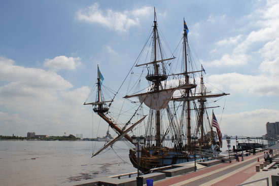 An Penns Landing alte Schiffe bestaunen und sich wundern, warum die hier einfach liegenbleiben?!?
