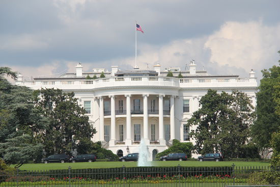 Ausserdem fanden wir heraus, dass die Strasse und der Gehweg vor Obamas Haus zwar gesperrt waren, die Wiese dahinter aber nicht, weshalb wir doch noch zu dem einen oder anderen Foto kamen. 