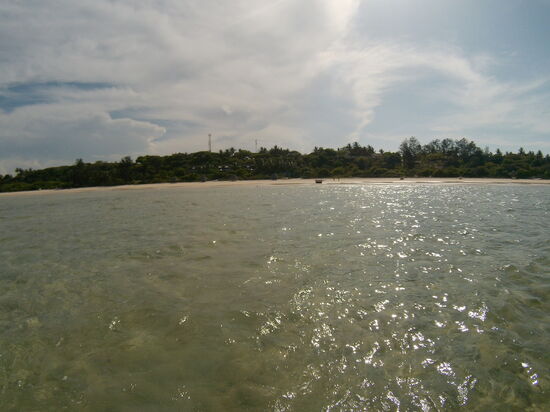 Über 100 Meter und immer noch nur bis zu den Knien im Wasser. Ebbe am Indschen Ozean.