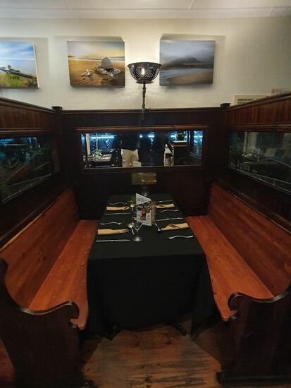 Im Speisewagen....
Wir haben es heute krachen lassen und für CHF 35.00 inkl. 20% Tip folgendes konsumiert:
- 2 Glas Weisswein = 0.5 Liter
- 2 Cola Zero
- 2 Glas Rotwein = 0.5 Liter
- 12 Stück Sushi
- 2 Sirloin Steak mit Beilagen.
Wir sind satt... und *ein wenig* beschwipst. 