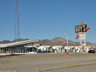 wer erkennt die werbetafel fuer roy's motel/cafe?